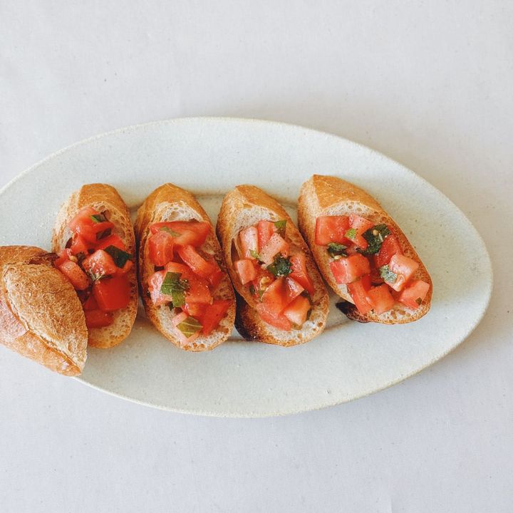 夏に食べたい！さっぱりトマトと大葉のブルスケッタの作り方【パン好きなsumire.のバゲットサンドのレシピ vol.24 〜レシピで旅するヨーロッパ〜】