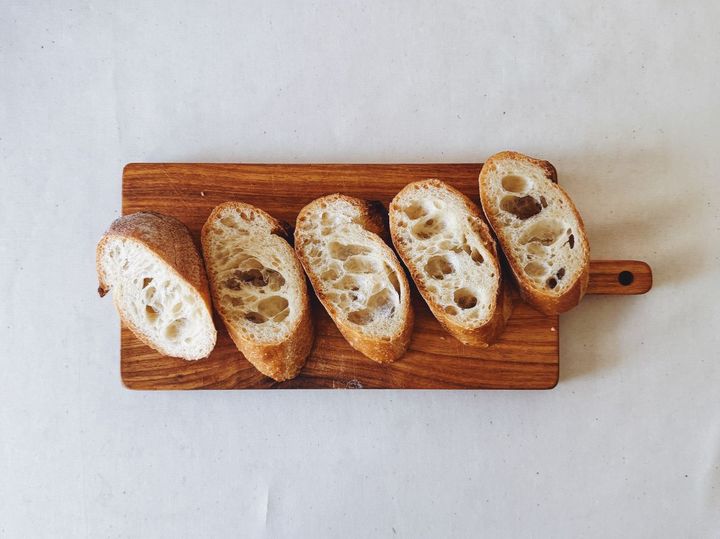 夏に食べたい！さっぱりトマトと大葉のブルスケッタの作り方【パン好きなsumire.のバゲットサンドのレシピ vol.24 〜レシピで旅するヨーロッパ〜】