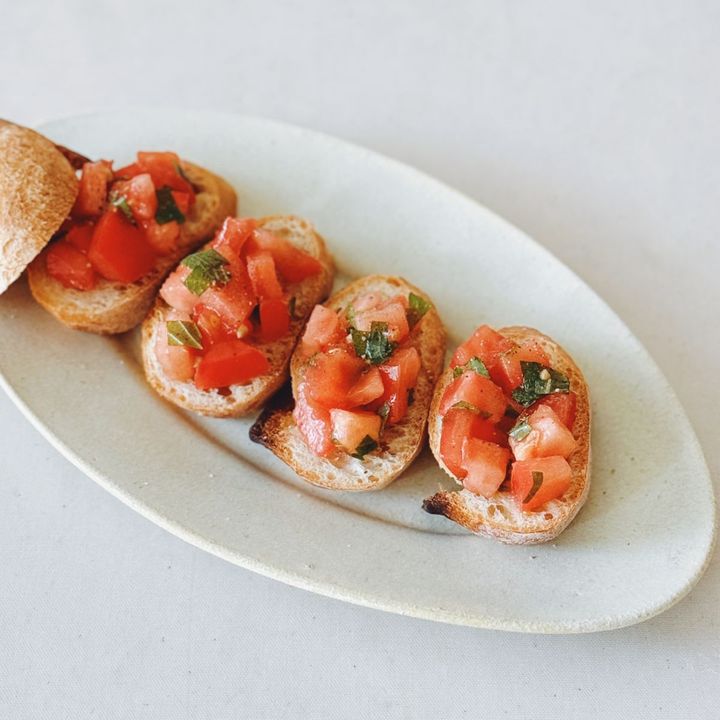 夏に食べたい！さっぱりトマトと大葉のブルスケッタの作り方【パン好きなsumire.のバゲットサンドのレシピ vol.24 〜レシピで旅するヨーロッパ〜】