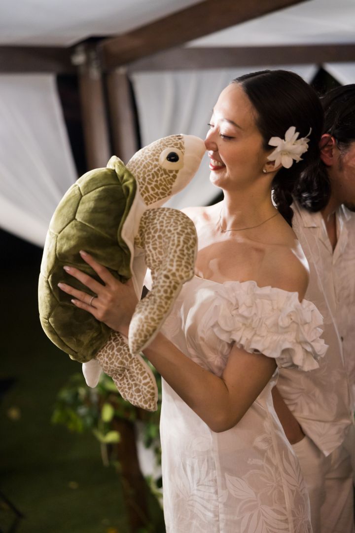 ハワイにちなみ、生まれたときの体重と同じ重さに調整した海亀のウエイトドール。今回の記念にそれぞれの両親にプレゼント