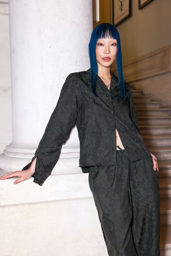 2024年6月、パリにて行われたウェールズ ボナー（Wales Bonner）のショーに出席。Photo_ Pierre Suu / Getty Images