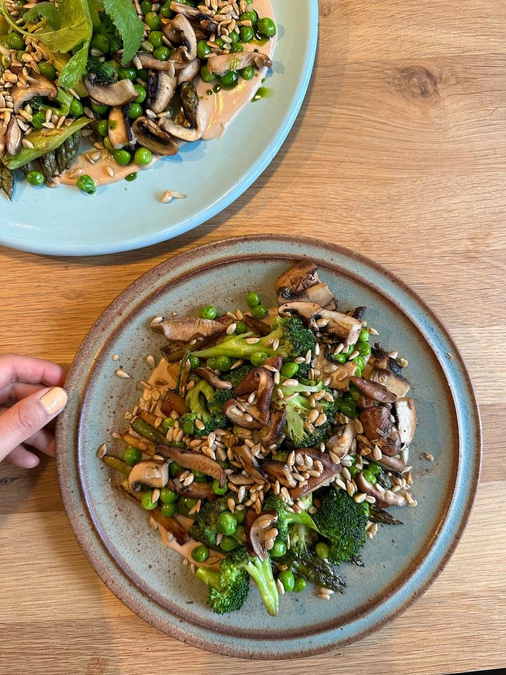 炒め物にローストしたひまわりの種をトッピングし食感アップ。野菜料理のポイントは食材の種類を豊富に使い、満足感を出すこと。Photo_ Courtesy of Hanako Vernhes