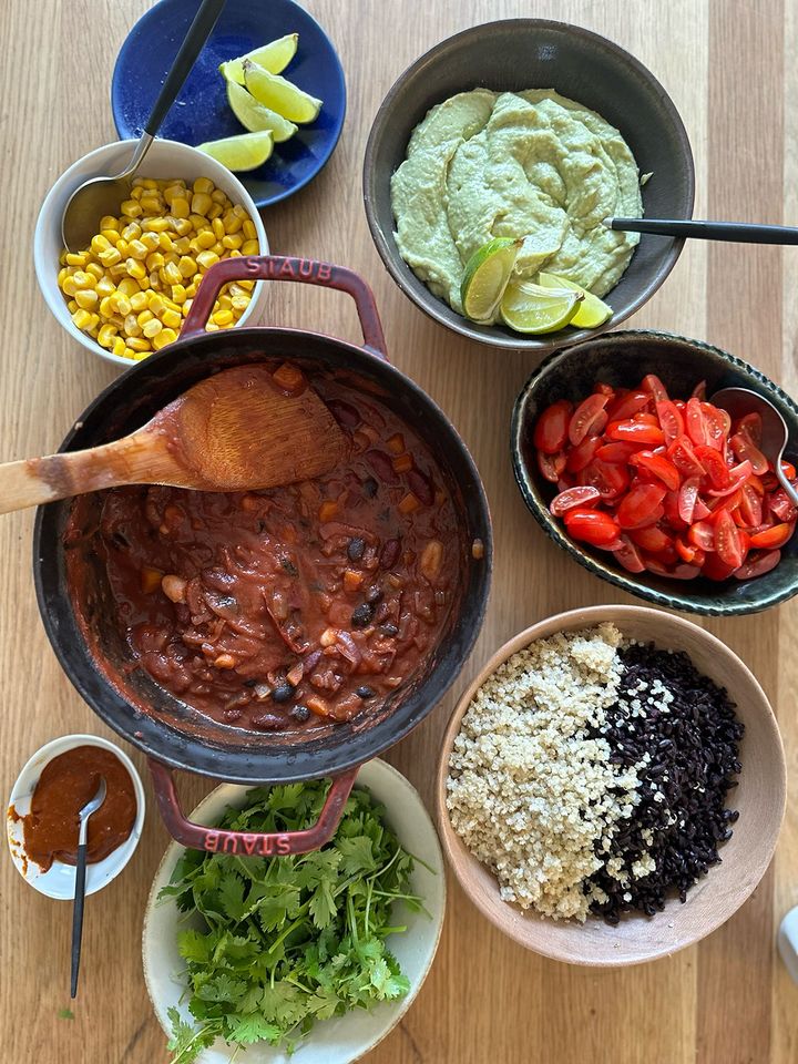 ヴェルヌさんファミリーも大好きなチリシンカン（メキシコ料理のチリコンカルネのプラントベース版）。キドニービーンズ入りでタンパク質もたっぷり。Photo_ Courtesy of Hanako Vernhes