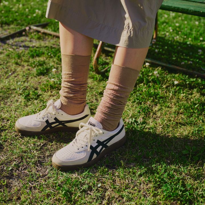 ベージュのギャザーワンピースを《オニツカタイガー》でアメカジムードに仕上げる秋イチスタイル【マイスタンダードブック】