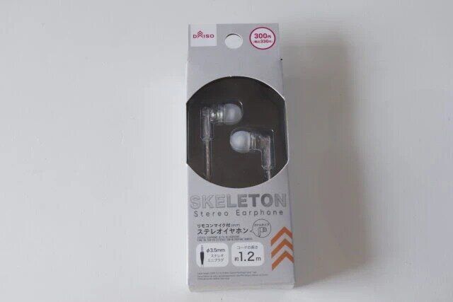 ダイソーのリモコンマイク付ステレオイヤホン（クリア）のパッケージ