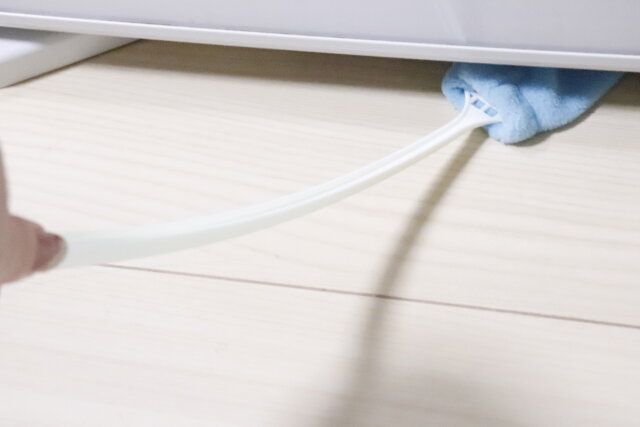 セリア スキマのヨゴレ取りモップ 使用例 しなり