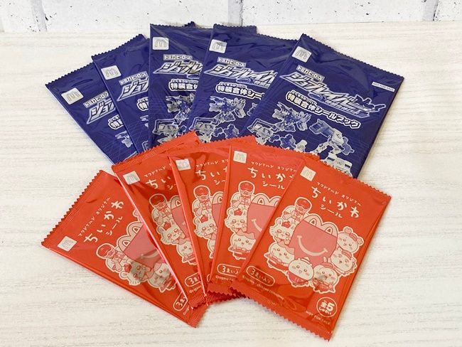 「ちいかわ」と「トミカヒーローズ ジョブレイバー」のシール