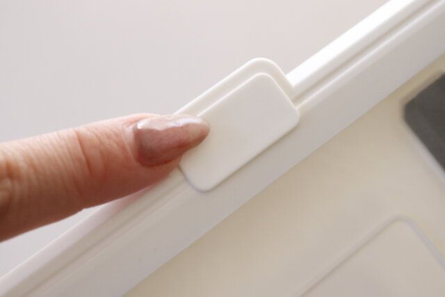 ダイソー 角度調整できる防滴スマホホルダー（マグネット式）