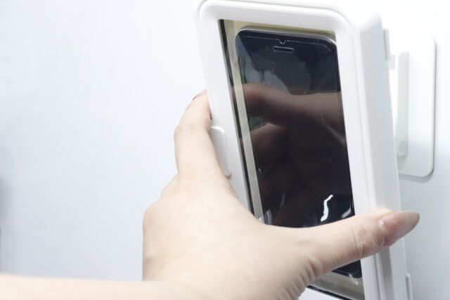 ダイソー 角度調整できる防滴スマホホルダー（マグネット式） 使用例