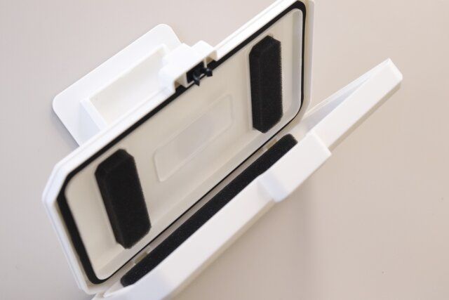 ダイソー 角度調整できる防滴スマホホルダー（マグネット式） 設置