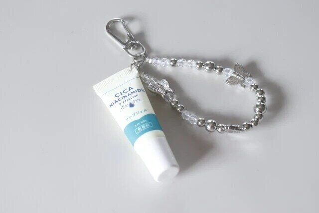 ダイソー メタリック蝶ビーズキーホルダー 使用例 コスメ