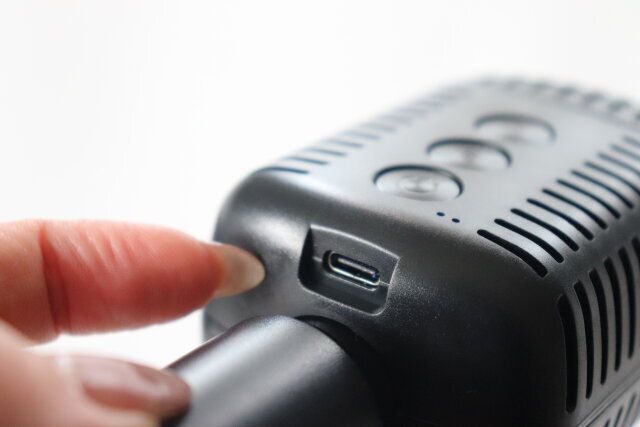 ダイソーの充電できるホームカラオケマイク（BK、GYBE）