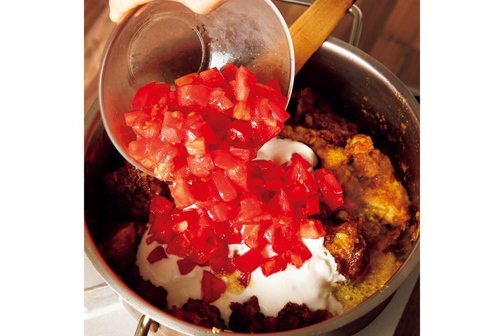 ヨーグルトとトマトを加える