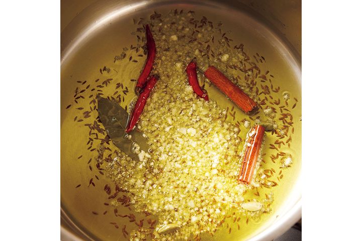 スパイスを炒める