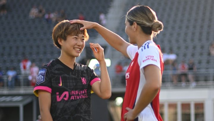 「会いたかった」 チェルシー浜野まいか、再会したアーセナル女子選手に頭を撫でられる