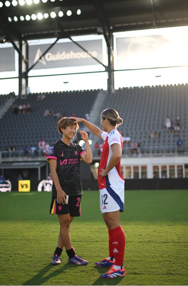 「会いたかった」 チェルシー浜野まいか、再会したアーセナル女子選手に頭を撫でられる