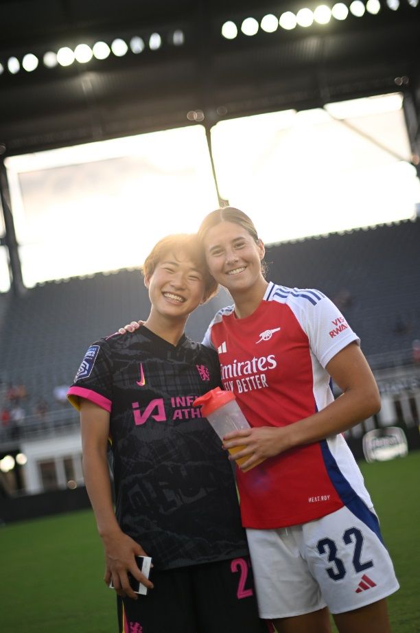 「会いたかった」 チェルシー浜野まいか、再会したアーセナル女子選手に頭を撫でられる