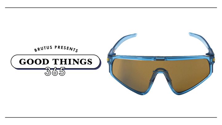 〈オークリー〉のサングラス