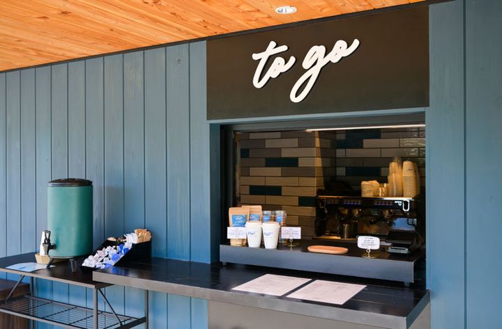 店舗入り口左手にあるテイクアウトカウンター