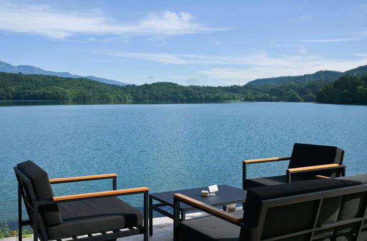 湖を正面に望むソファ席は開放感も満点です