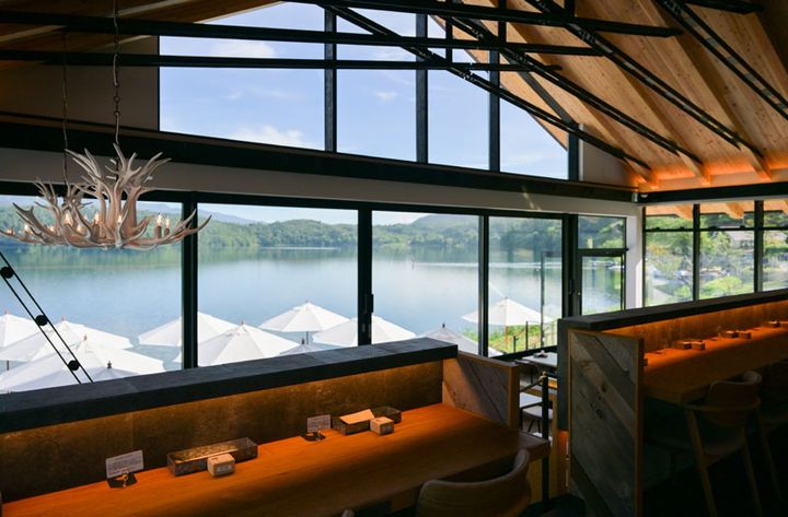 店舗を入って左側にあるカウンター席はコンセントが配置され、おひとりさまにも人気です