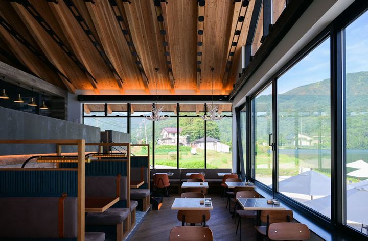 カウンター席から一段下がったスペースにあるテーブル席。大きな窓から心地よい陽光が注ぎます