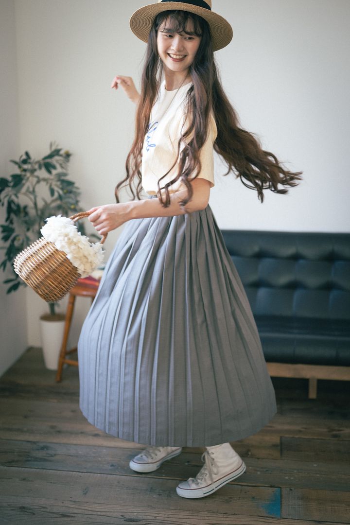 秋まで活躍する“プリーツスカート”。Tシャツを合わせてお嬢さんスタイルに【FUDGE FRIEND おしゃれさんの毎日コーディネート vol.421｜うさみ】
