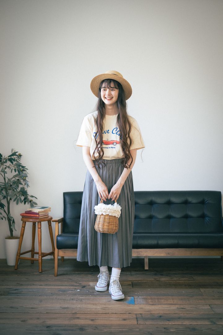 秋まで活躍する“プリーツスカート”。Tシャツを合わせてお嬢さんスタイルに【FUDGE FRIEND おしゃれさんの毎日コーディネート vol.421｜うさみ】