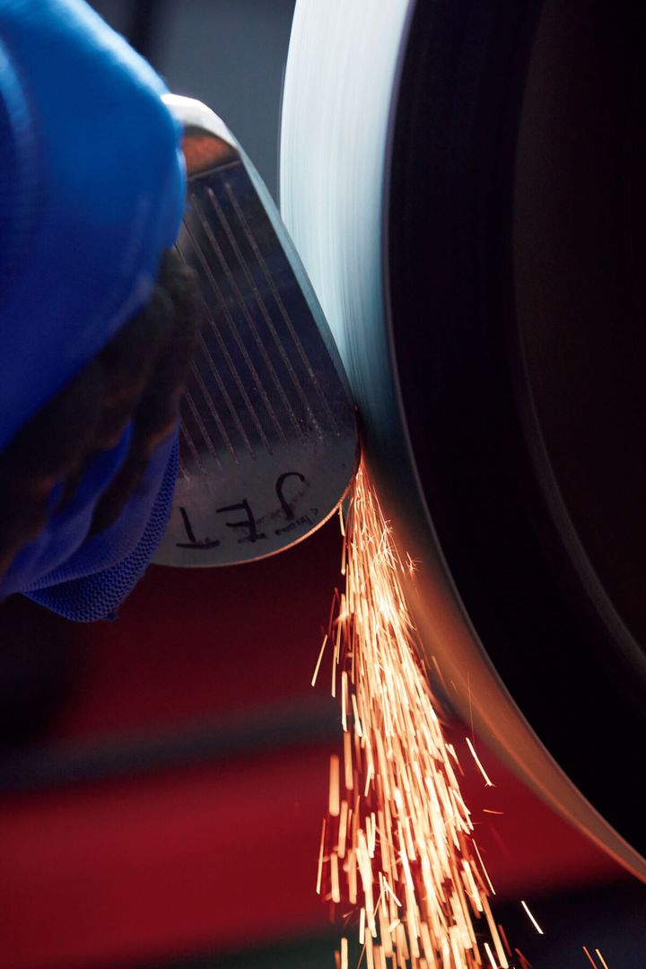 〈マスダゴルフ〉手作業でウェッジの微調整作業の様子