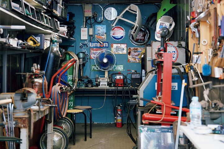 〈マスダゴルフ〉のコンテナを改造した作業場