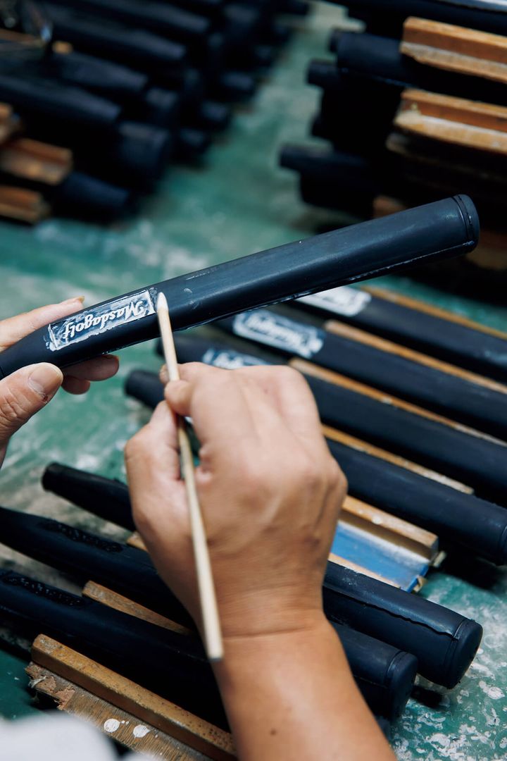 〈マスダゴルフ〉ロゴ入れ作業の様子