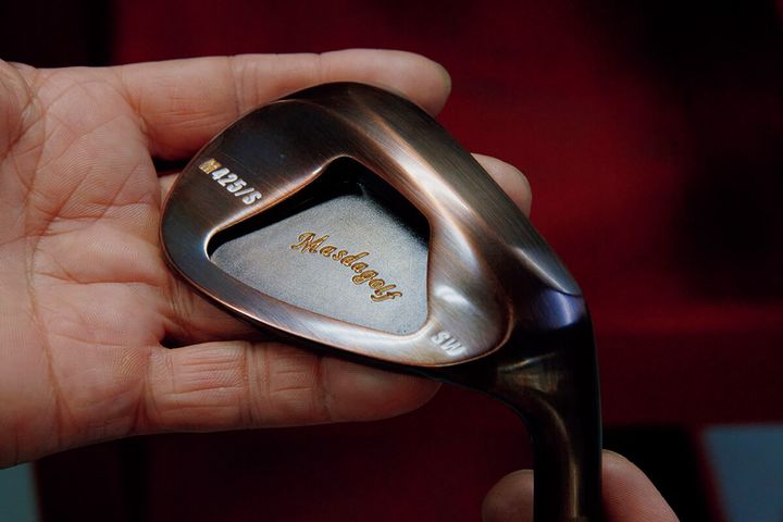 〈マスダゴルフ〉の《スタジオウェッジ M425》