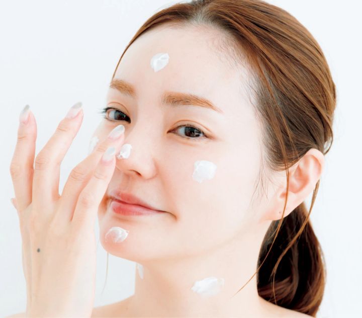 藤井明子さんの美肌をつくるスキンケアルーティン_4.クリームを極薄で仕込み、内から発光する肌に