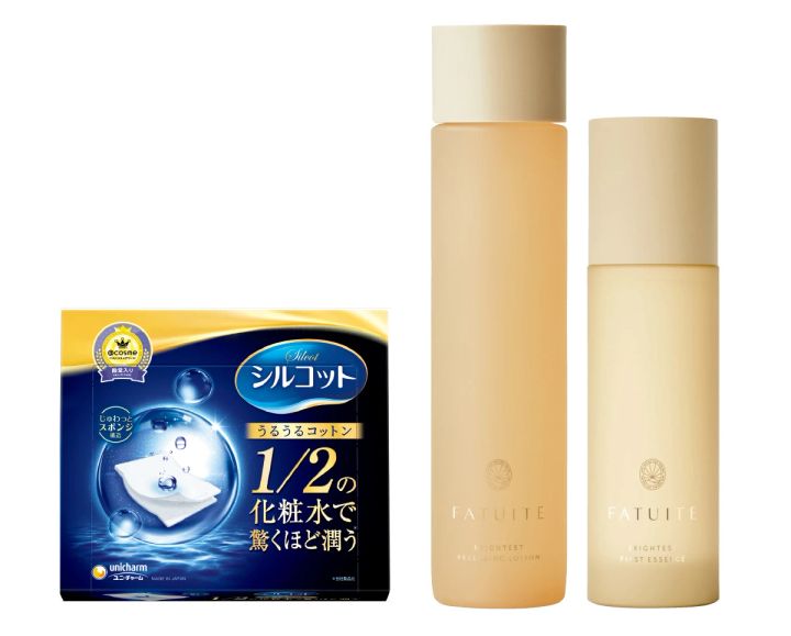 2.潤いのシャワーで内側にツヤをチャージ_ブライテスト ファーストエッセンスa 120ml ¥8910、ブライテスト リリーシングローションa 200ml ¥6930／FATUITE、シルコット うるうるコットン 40枚入り ¥253（編集部調べ）／ユニ・チャーム