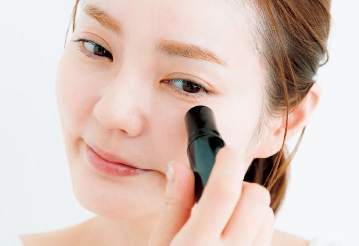 ノーファンデ歴18年！ 藤井明子さんのおすすめベースメイク_4.シミはカバーしない！ ハイライトで目眩まし