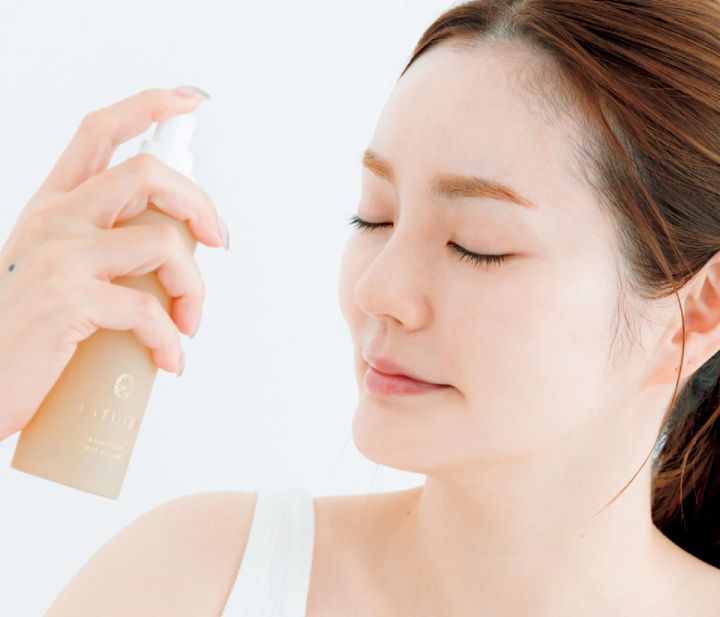 藤井明子さんの美肌をつくるスキンケアルーティン_2.潤いのシャワーで内側にツヤをチャージ