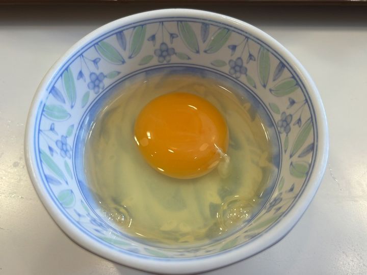 卵を割ると、白いひも状のものが…