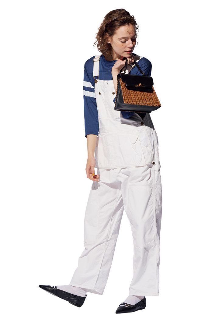 白いオーバーオールの着回し力は最強！スポーティ、モノトーンなど着こなし4選