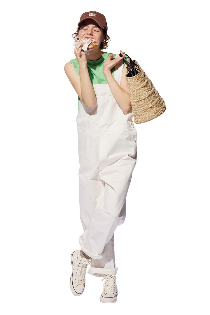 白いオーバーオールの着回し力は最強！スポーティ、モノトーンなど着こなし4選