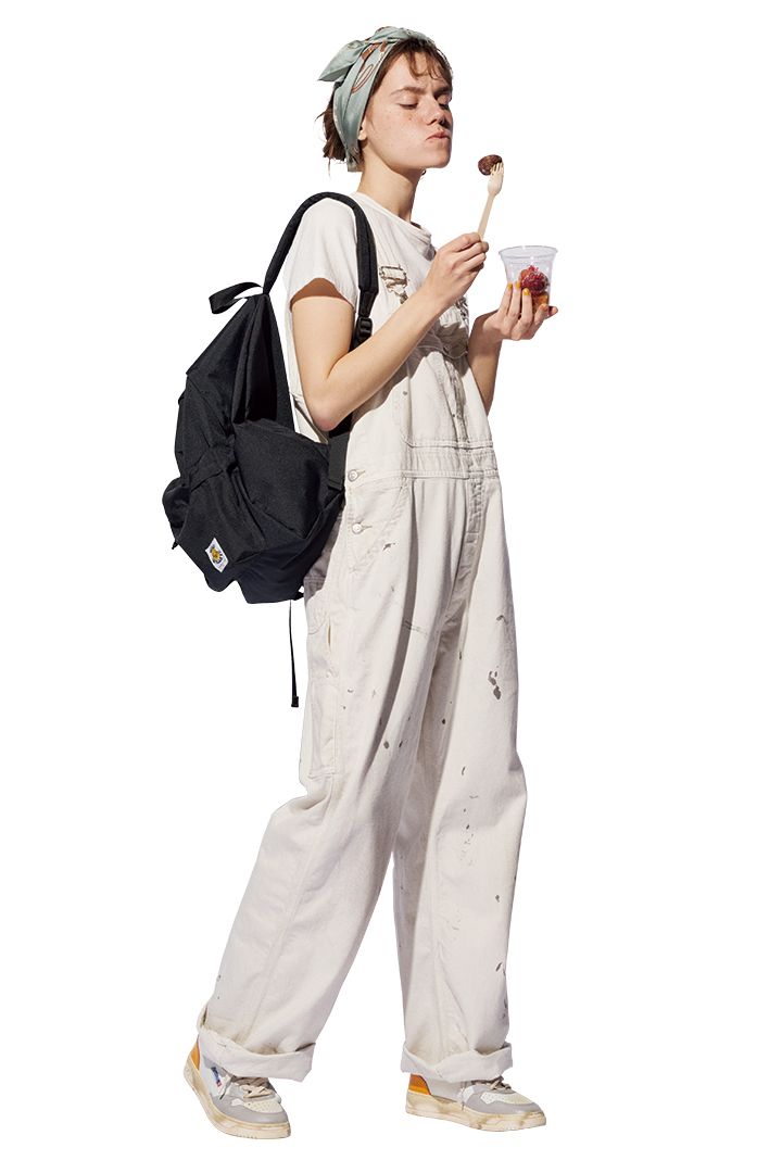 白いオーバーオールの着回し力は最強！スポーティ、モノトーンなど着こなし4選