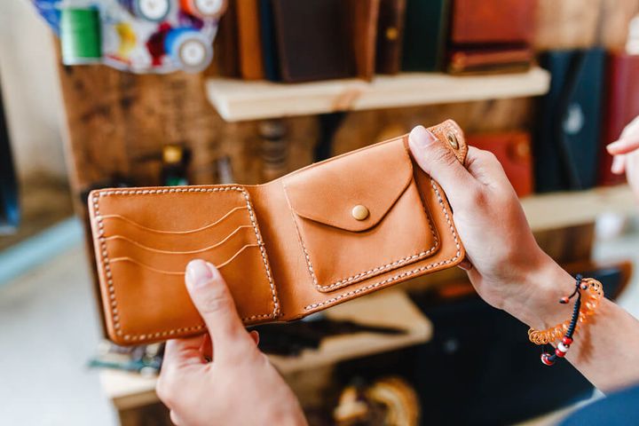 財布をチェックする女性の手元