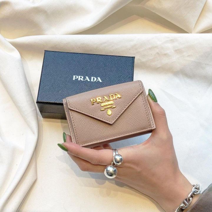 プラダのミニ財布