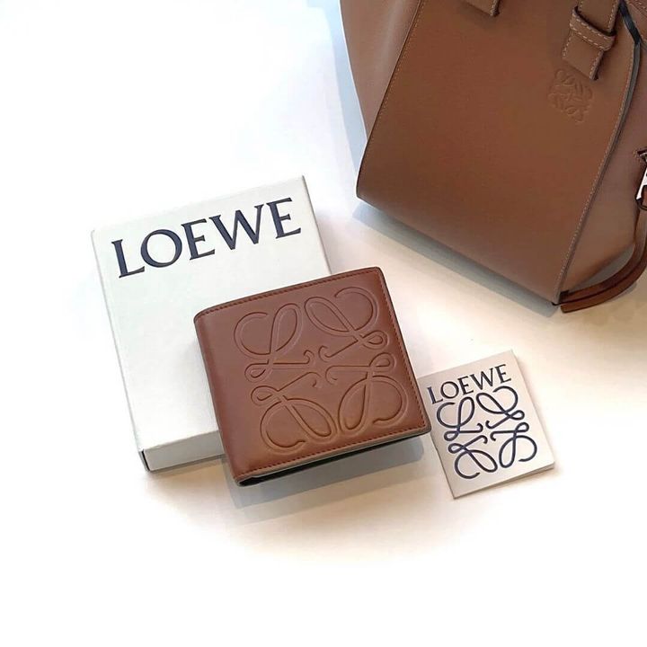 ロエベの二つ折り財布とバッグ