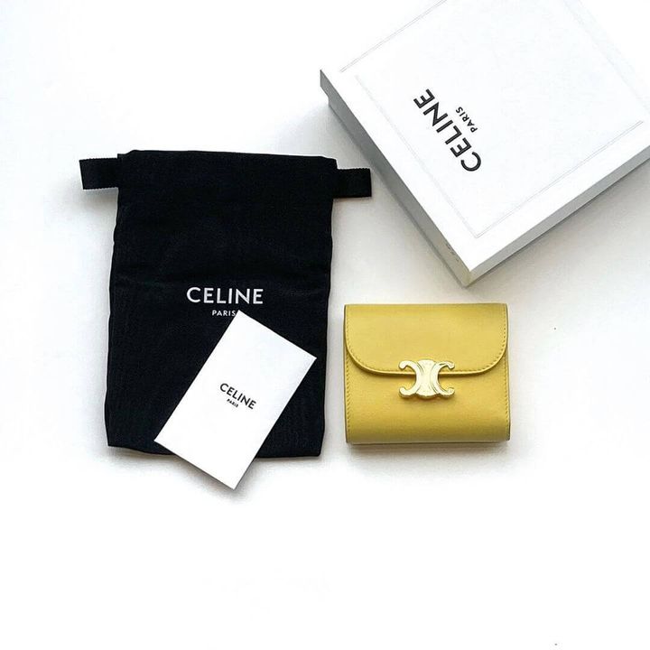セリーヌの二つ折り財布と袋