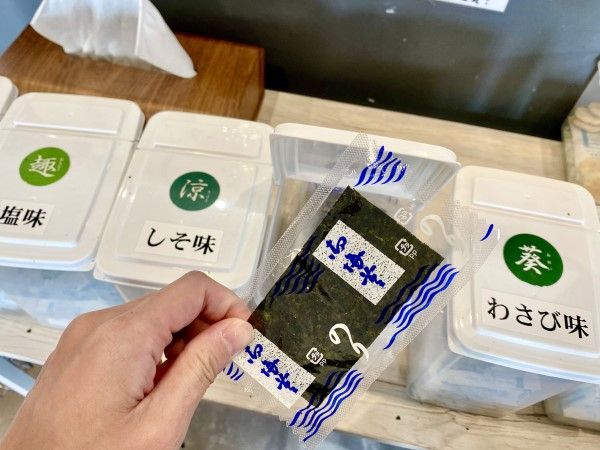 徳三郎本舗の試食コーナー