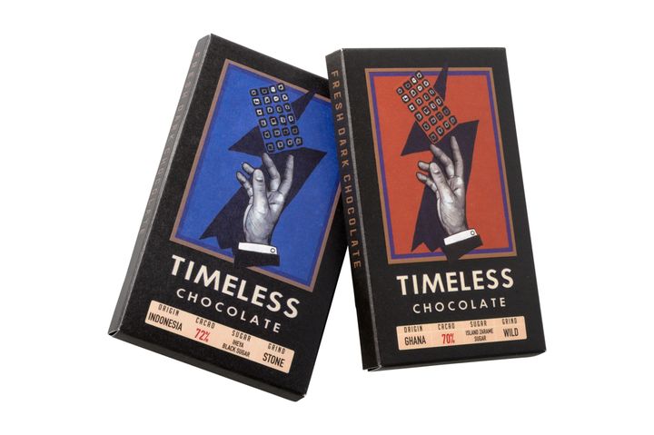 〈タイムレスチョコレート〉の「ガーナ70%」（右）と「インドネシア72％」（左）