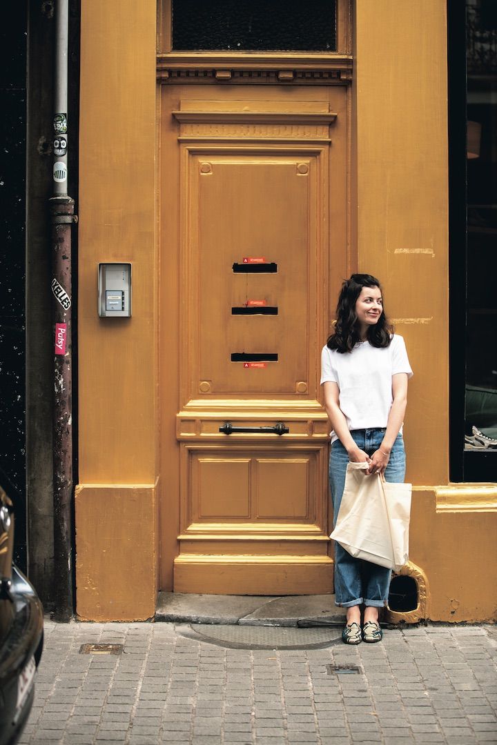 白T×デニムのコーデにパイソン柄のシューズで彩りをプラス