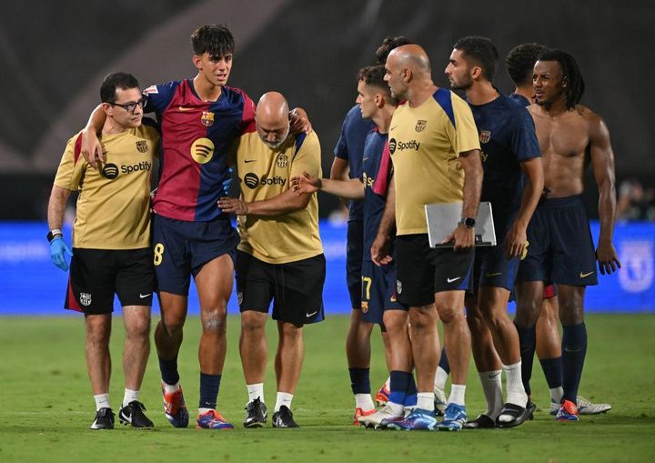 17歳のバルセロナ神童、負傷で涙…十字靱帯断裂で長期離脱か