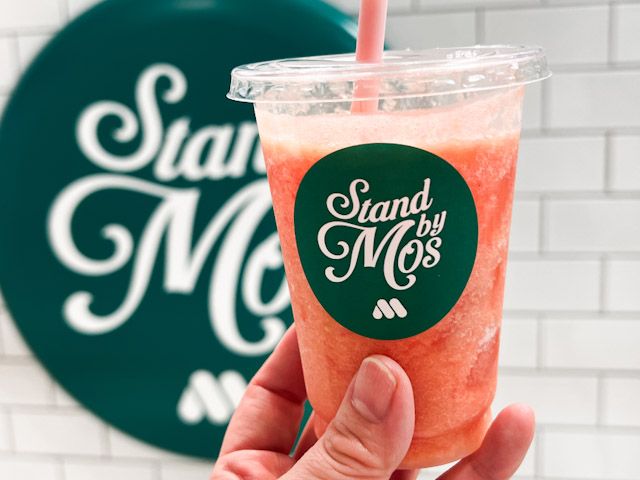 手に持った「Stand by Mos」の「モストマトジュース」