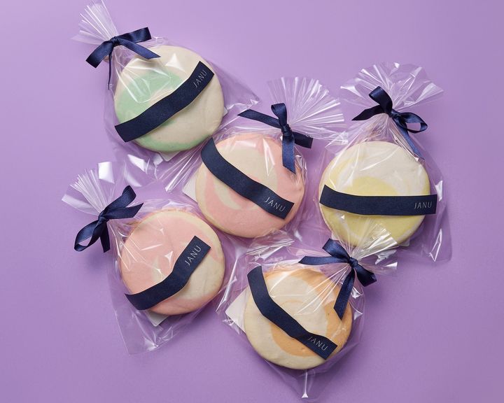 一つ一つ個包装してもらえるジャヌロンの賞味期限は当日中。お世話になった方や友人へ、感謝を伝える楽しい手土産としてお渡しして。